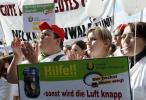 サムネイル：ベルリンで労働者13万人がドイツ政府の医療政策に抗議