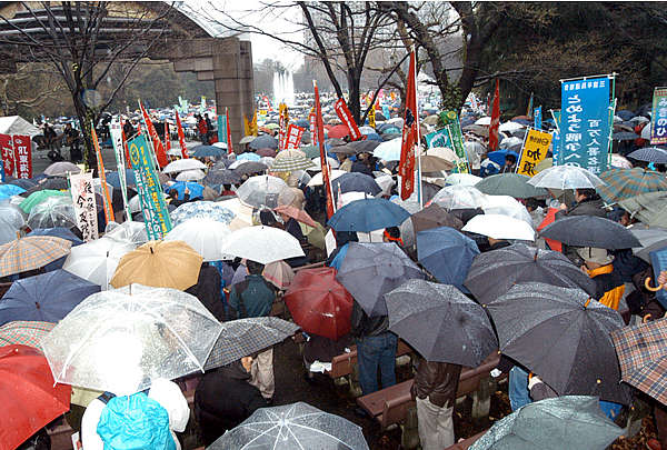 ３・20世界同時反戦行動の一環として、東京・日比谷公園に６万人結集